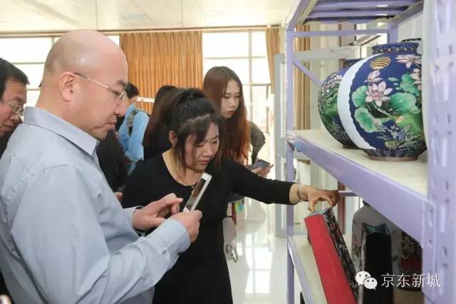 北京电子科技学院学生们在京锐景泰蓝工厂参观