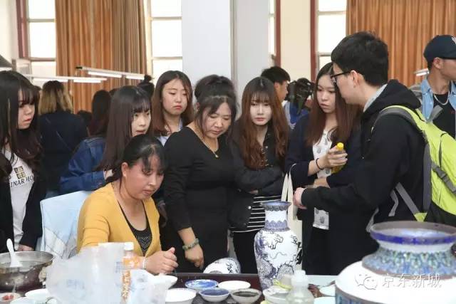 北京电子科技学院学生们在京锐景泰蓝工厂参观