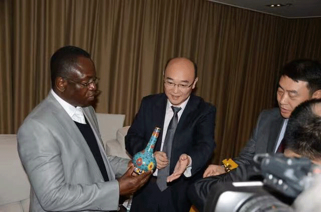 赠送刚果（布）驻华大使达尼埃尔·奥瓦萨的国礼《缠枝莲纹直颈瓶》
