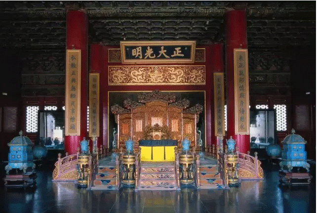 故宫太和殿帝王宝座周围的景泰蓝制品